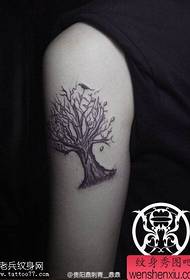 Spectacle de tatouage, recommander un tatouage arbre bras