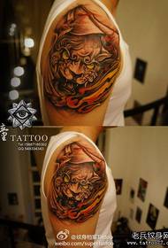 Чалавек рука дамінантнай мадэлі татуіроўкі льва Тан