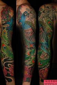 Travail de tatouage bras créatif bras fleur de paon