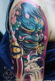 Tradicionalni radovi tetovaže velikih boja u boji ruku dijeli tattoo shop