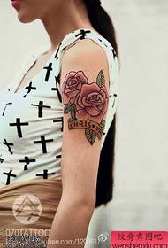 Paže tetování růžové tetování jsou sdíleny tetování