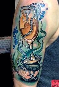 Модел за тетоважа со чаша за вино од рака