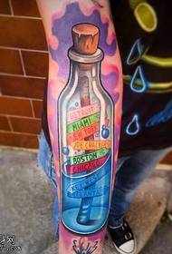 Spectacle de tatouage, recommander un travail de tatouage bouteille dérive couleur de bras