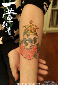 Дівчинка рука, гарний череп татуювання візерунок