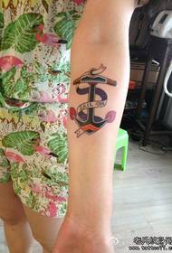 Dziewczyna ramię tylko pięknie wyglądający wzór tatuażu kotwicy