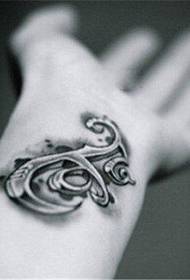 Spektaklo pri tatuado, rekomendu brakon per tatuaje-ŝablono