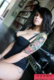 Spectacle de tatouage recommandé un motif de tatouage de femme bras figure