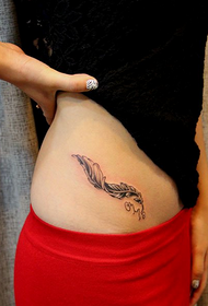 sexig skönhet mage vacker svart och vit fjäder tatuering
