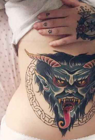 Skaistuma vēdera personības dēmona tetovējums