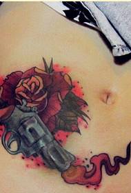 美肚皮時尚好看的手槍與玫瑰紋身圖片