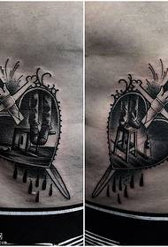 abdômen real uma flecha através do padrão de tatuagem de coração