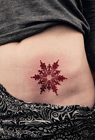 Obraz tatuażu czerwony płatek śniegu na brzuchu