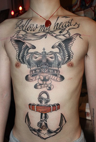 przednia klatka piersiowa modny wzór tatuażu z koroną i kotwicą