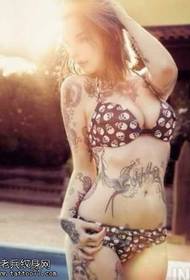 frumusețe sub soare Modelul tatuaj abdominal