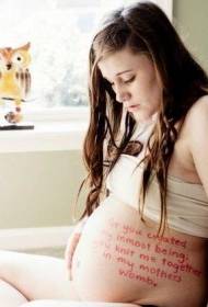 a uniquely fashionable pregnant belly English alphabet tattoo pattern