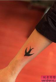 ženské paže vlaštovka tetování vzor