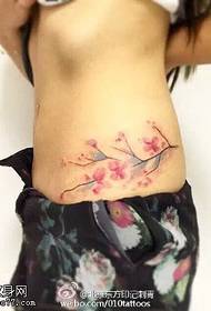 Прекрасна тетоважа цвијета брескве на абдомену