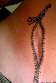 podudarna ožiljak realistična tetovaža s patentnim zatvaračem