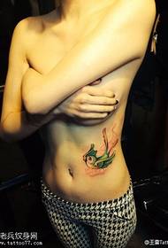 kvindelig abdomen farve sluger tatoveringsmønster