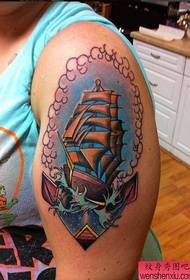 纹身秀图吧推荐一幅大臂帆船纹身图案