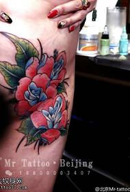vēdera spilgti rožu tetovējuma raksts