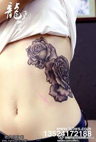 klasisks reālistisks rožu tetovējuma modelis