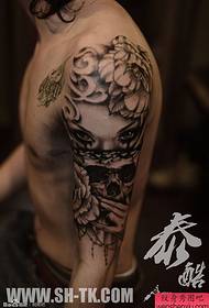 टैटू टैटू पैटर्न के साथ पुरुष हाथ सौंदर्य फूल