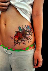 sieviešu vēdera gudrs zelta zivtiņas tetovējums