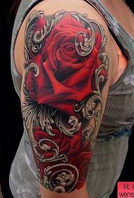 Tetovēšanas šova attēlā ieteikts sievietes rokas Eiropas un Amerikas rožu tetovējuma modelis