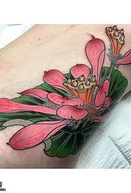 buik schilderde een lotusbloem tattoo-patroon