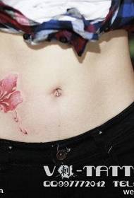 lijep crveni cvijet tetovaža uzorak