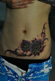 skjønnhet magen blomster vintreet tatoveringsmønster
