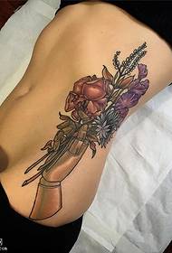 vēdera reālistisks ziedu tetovējums