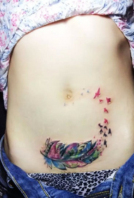 dívka břicho dobře vypadající peří tetování