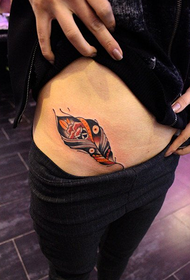 kvinnlig mage färg fjäder tatuering bild