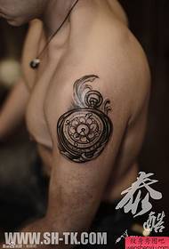 männliche Arm Totem Clock Tattoo Muster