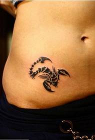 момиче корем тотем скорпион татуировка модел картина