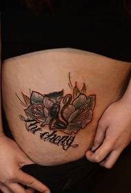 Ang kuting sa tiyan na dobleng rosas na bulaklak na liham na tattoo ng Ingles