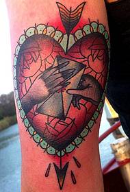 Tatuaje de veterana mostra de tatuaxes nun brazo pequeno cun patrón de tatuaxe de amor