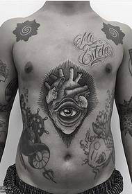 Padrão de tatuagem de coração abdominal