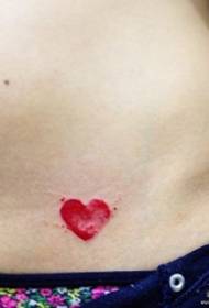 bark model i tatuazhit të vogël të kuq të freskët në formë zemre