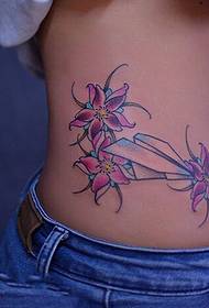 slank midje papirplan med tatovering av blomster