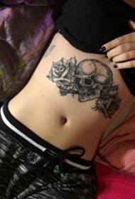 腹部纹身 女生腹部玫瑰和骷髅纹身图片