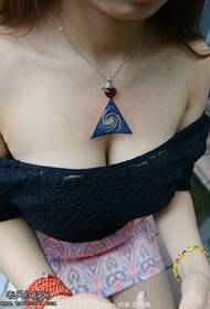 Zvjezdani plavi trokutni uzorak tetovaže