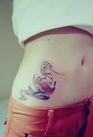 sievietes vēdera vilinājums izskatīga lotosa tetovējuma modeļa attēls