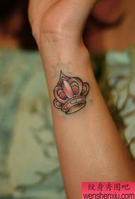 Dövme gösterisi çubuğu bir kadın kol taç dövme deseni önerilir