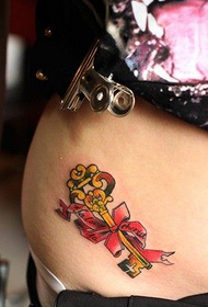 modello di tatuaggio chiave d'oro della pancia femminile
