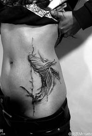 Modello di tatuaggio di balena di inchiostro addominale