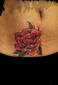 снимка на татуировка на цветя върху корема на момичето