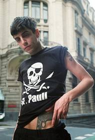 Europski čovjek ličnost modni uzorak tetovaža pištolja